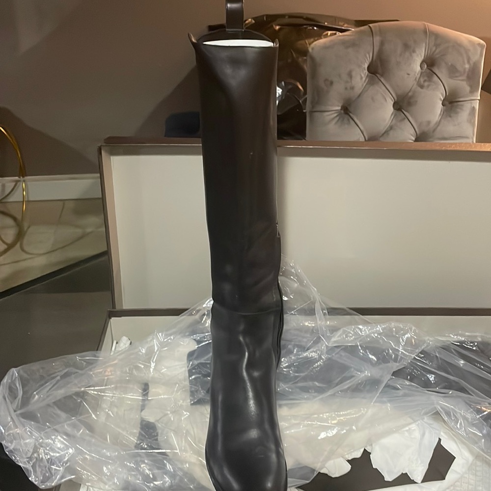 Gucci tall boots with stretch backing and small GG on the side barely worn